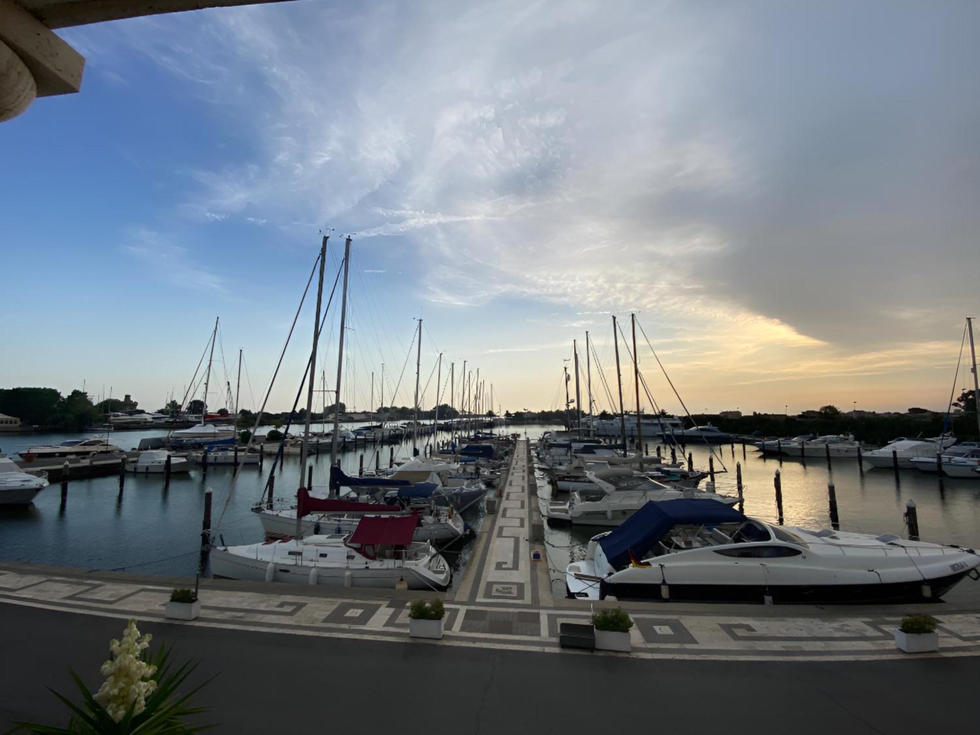Scoglietto Fiumicino, Aperitivo E Colazione Incluse - Bici Comprese Nel Prezzo- Barca A Motore Botel *